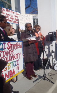 Manifestants contre Scott Lively au tribunal Springfield, Mass. le 7 janvier 2014. (Photo avec l'autorisation d'O-blog-dee-o-blog-da)